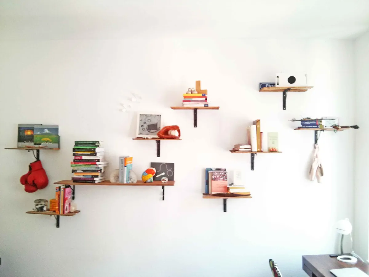 Bücherwand mit Regalen und liebevollen Details in der Praxis