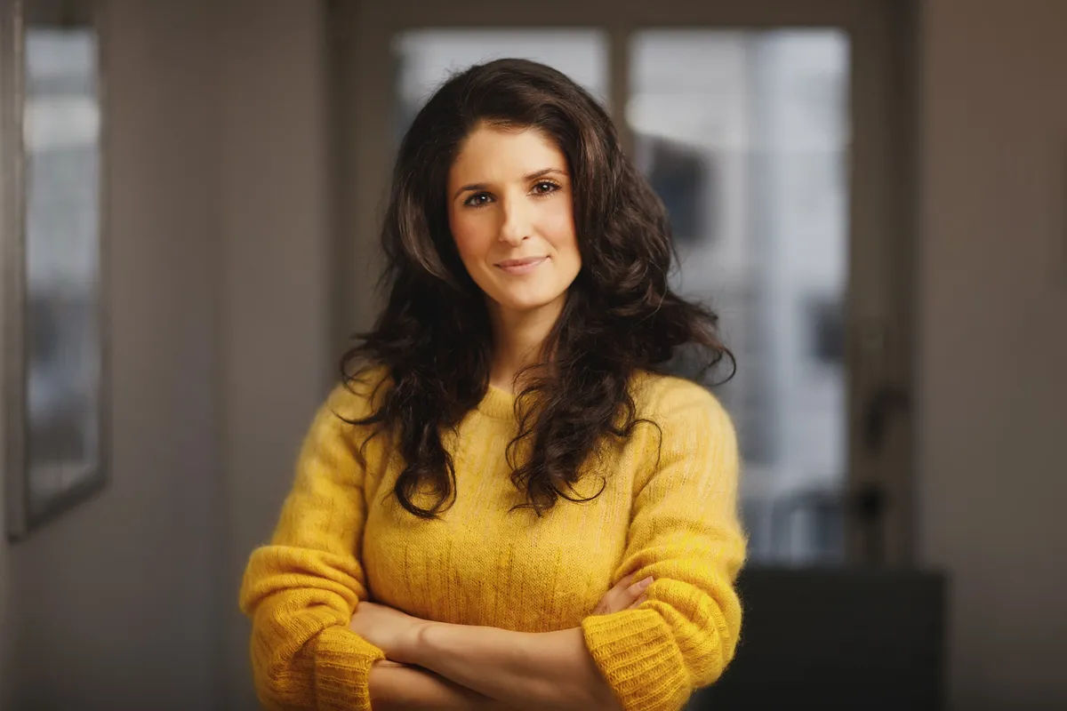Sandra Sangsari im Therapieraum ihrer Praxis in Köln