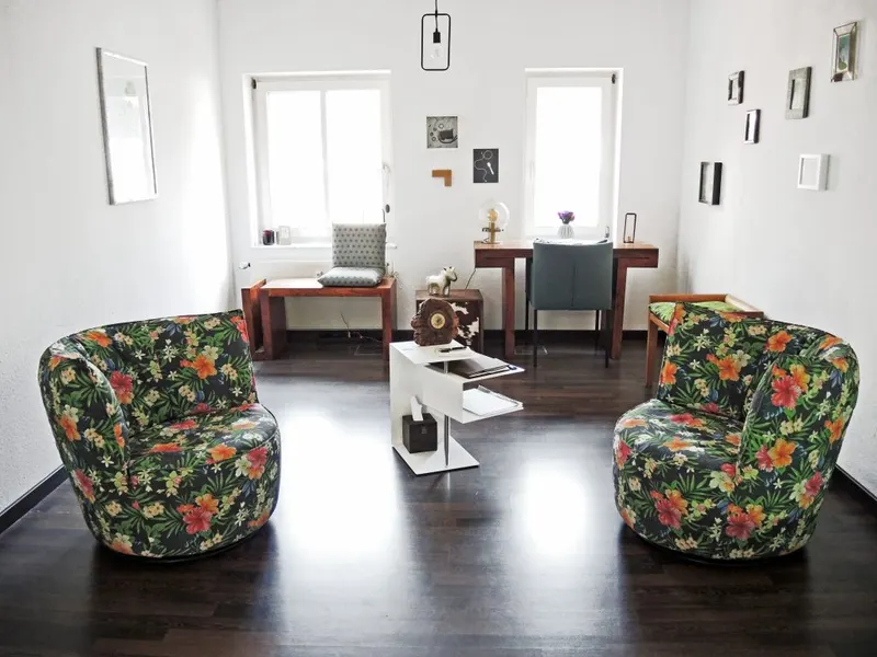 Therapiezimmer der Praxis mit heller, ruhiger Einrichtung