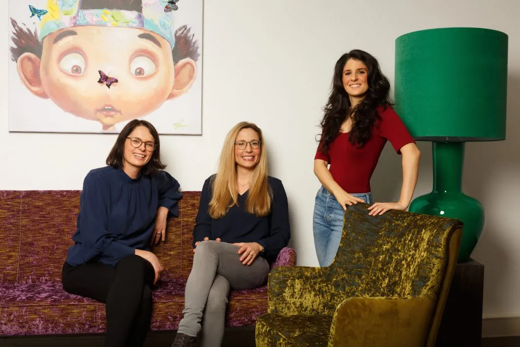 Das Team der Praxis für Psychotherapie Sandra Sangsari in den Praxisräumen in Köln